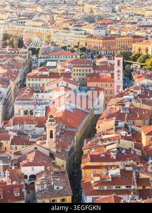 Vue aérienne de belles toits rouges de la vieille ville avec grande roue et tour de l'horloge à l'heure dorée, Nice, alpes-maritimes, france Banque D'Images
