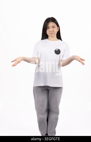 Jeune femme joyeuse debout avec les bras ouverts regardant vers l'avant Banque D'Images