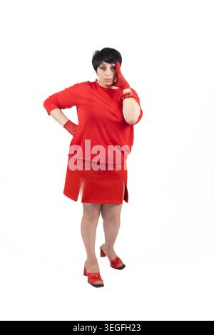 Jeune femme joyeuse debout dans une pose détendue et souriante Banque D'Images