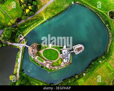 Au-dessus du château de Leeds depuis un drone, River Len, Kent, Angleterre Banque D'Images