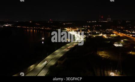 Lapse aérienne de nuit d'une intersection urbaine très fréquentée Banque D'Images