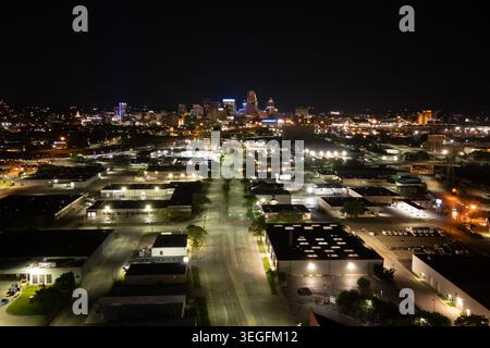 Vue aérienne de dessus de la traversée d'autoroute asphaltée illuminée la nuit de la ville Banque D'Images