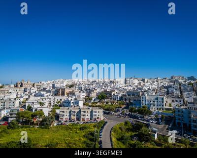 Ostuni, la ville blanche des Pouilles. Vue aérienne par drone du panorama de l'architecture italienne historique et du paysage méditerranéen. Vieille ville blanchie à la chaux Banque D'Images
