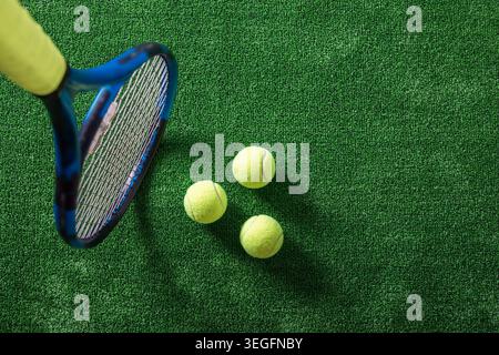 Raquette de tennis et balles sur gazon artificiel vert avec espace de copie Banque D'Images