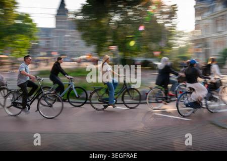 Amsterdam, pays-Bas – 19 septembre 2024 trafic cyclable très fréquenté à Amsterdam par Rijksmuseum Banque D'Images