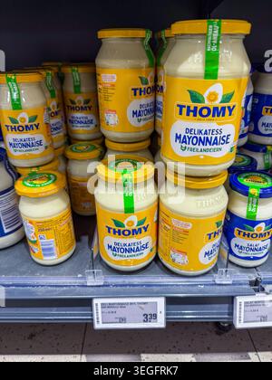 Mainz, Allemagne - 19 mai 2026 : des pots de mayonnaise Thomy sont empilés sur une étagère dans un magasin. Banque D'Images