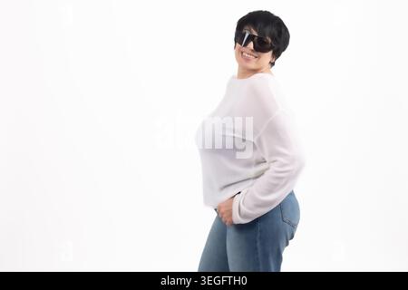 Femme mature pensive regardant de côté réfléchi sur fond blanc Banque D'Images