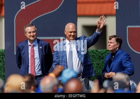 Ryne Sandberg, ancien joueur des Cubs de Chicago, au centre, se tient à côté du président des Cubs Tom Ricketts, à gauche, et du diffuseur sportif Bob Costas, à droite, alors qu'il assiste à une cérémonie de dédicace pour sa statue devant Wrigley Field dimanche 23 juin 2024, à Chicago. (Photo de Armando L. Sanchez/Chicago Tribune/TNS/Sipa USA) Banque D'Images