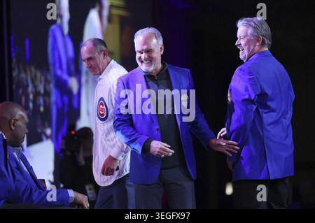 L'ancienne joueuse des Cubs de Chicago Ryne Sandberg, le milieu, et ses anciens coéquipiers sont présentés lors de la cérémonie d'ouverture de la Convention des Cubs au Sheraton Grand Chicago le 13 janvier 2023. (Photo de John J. Kim/Chicago Tribune/TNS/Sipa USA) Banque D'Images