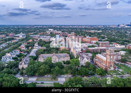 ⚠️ USAGE ÉDITORIAL EXCLUSIF — Une photographie par drone aérien au crépuscule du quadrangle académique de l'Université de Tulane à la Nouvelle-Orléans, Louisiane, avec le dôme distinctif Banque D'Images