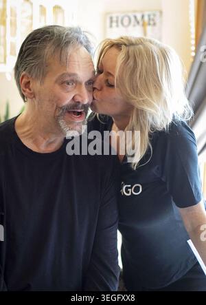 L'ancien joueur des Chicago Bears Steve McMichael reçoit un baiser de sa femme Misty le 22 avril 2021 à leur domicile de Romeoville, Illinois. (Photo de Brian Cassella/Chicago Tribune/TNS/Sipa USA) Banque D'Images