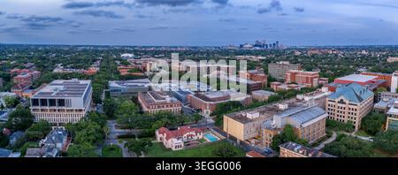 Une photographie rapprochée par drone aérien au crépuscule des bâtiments du campus de l'université de Tulane à la Nouvelle-Orléans, en Louisiane, soulignant les détails architecturaux du G. Banque D'Images