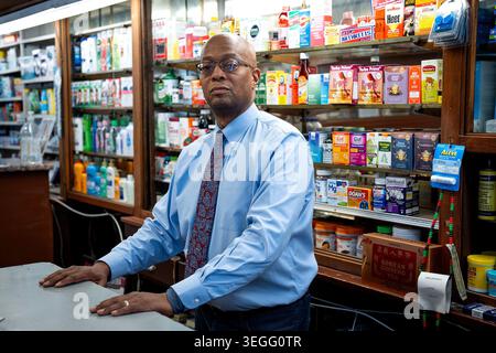 Edwin Muldrow se tient derrière le comptoir de sa pharmacie de North Lawndale, Del-Kar Pharmacy, le 14 avril 2025, à Chicago. (Photo E. Jason Wambsgans/Chicago Tribune/TNS/Sipa USA) Banque D'Images