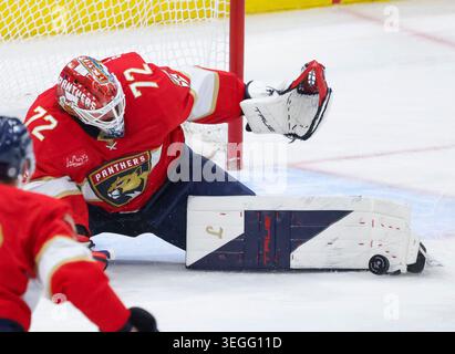 Le gardien des Panthers de la Floride Sergei Bobrovsky (72 ans) bloque un tir au but du centre des Rangers de New York Matt Rempe (73 ans) lors de la deuxième période d'un match le lundi 14 avril 2025 à Amerant Bank Arena à Sunrise, Floride. (Photo Alie Skowronski/Miami Herald/TNS/Sipa USA) Banque D'Images