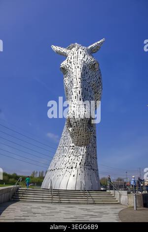 Vue de face de la sculpture Kelpie à Falkirk, en Écosse, photographiée avec des marches vides et aucun visiteur en dessous. Banque D'Images
