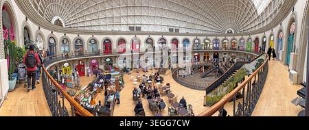 Intérieur panoramique de Leeds Corn Exchange, un point de repère victorien Grade I avec des boutiques indépendantes et une galerie en dôme, Leeds. Banque D'Images