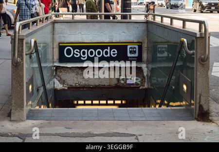 Toronto, Ontario, Canada - 17 mai 2026 : entrée de métro avec des escaliers descendant dans la station souterraine Osgoode au centre-ville de Toronto, montrant Urban me Banque D'Images