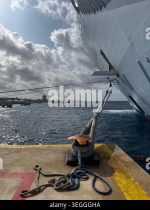 Épaisses cordes d'amarrage fixant un navire de croisière de luxe massif à la borne du quai au port de Willemstad à Curaçao. Banque D'Images