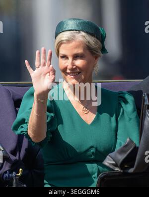 Londres, Royaume-Uni 14 juin 2025. Sophie, duchesse d'Édimbourg, se rend à Horse Guards Parade le long du Mall pour la cérémonie Trooping the Colour. Banque D'Images