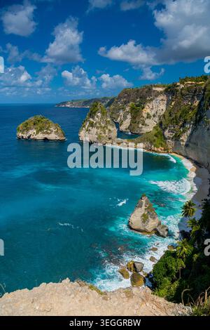 Vue imprenable sur la plage du Diamant baignée par une mer turquoise lors d'un beau lever de soleil. Plage du diamant est un sable blanc, bleu soyeux et wate Banque D'Images