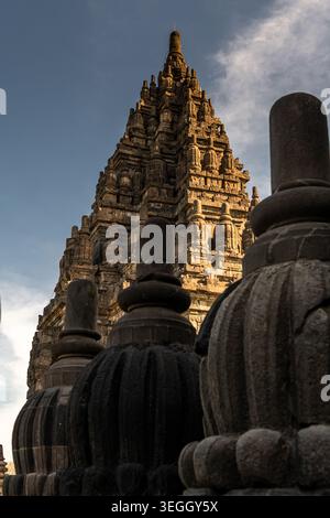 Temple de Prambanan à Yogyakarta indonésie. Patrimoine mondial de l'UNESCO en Indonésie. le plus grand temple hindou, ciel bleu, espace copie. Banque D'Images