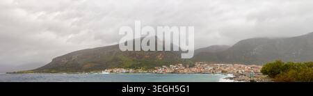 Ville continentale de Gefyra vue depuis l'île fortifiée historique de Monemvasia dans le Péloponnèse, Grèce, dans un jour de pluie Banque D'Images