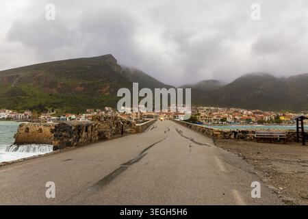 Ville continentale de Gefyra vue depuis l'île fortifiée historique de Monemvasia dans le Péloponnèse, Grèce, dans un jour de pluie Banque D'Images
