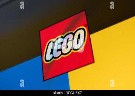 18 avril 2026 - Tachkent, Ouzbékistan : vue rapprochée du logo Lego sur l'écran numérique montrant l'identité colorée de la marque de jouet et les pixels d'affichage. Banque D'Images