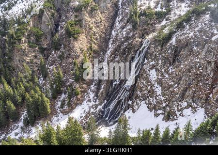 Balea Wasserfall Der Balea Wasserfall im Balea-Tal, Fagaras-Gebirge, Südkarpaten, Rumänien, Siebenbürgen la cascade de Balea dans les monts Fagaras, Banque D'Images