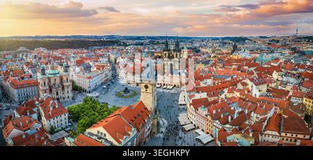 Vue panoramique aérienne du coucher du soleil sur le vieux centre-ville de Prague, République tchèque, avec l'église Tyn sur la place de la ville et l'horloge astronomique Banque D'Images