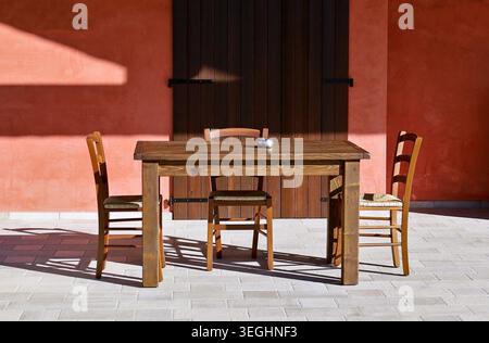 Rustique en bois, table avec chaises dans un patio vide d'une maison rurale. Arrière-plan. Banque D'Images