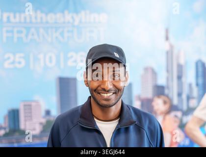 19 mai 2026, Hesse, Francfort-sur-le-main : Richard Ringer, marathonien, se tient devant une banderole montrant l'horizon de la ville bancaire lors de la conférence de presse de l'organisateur du 'Mainova Frankfurt Marathon'. Richard Ringer et Samuel Fitwi, deux des meilleurs marathoniens allemands, participeront à Francfort le dernier dimanche d'octobre. Ils veulent battre le record existant de 2 :04 :03 heures sur les 42,195 km Le Marathon de Francfort de Mainova aura lieu le 25 octobre 2026. Photo : Andreas Arnold/dpa Banque D'Images