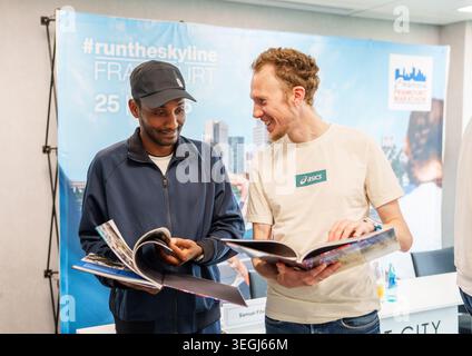 19 mai 2026, Hesse, Francfort-sur-le-main : Samuel Fitwi (à gauche) et Richard Ringer, tous deux coureurs de marathon, se tiennent côte à côte lors de la conférence de presse de l'organisateur du 'Mainova Frankfurt Marathon'. Richard Ringer et Samuel Fitwi, deux des meilleurs marathoniens allemands, participeront à Francfort le dernier dimanche d'octobre. Ils veulent battre le record existant de 2 :04 :03 heures sur les 42,195 km Photo : Andreas Arnold/dpa Banque D'Images