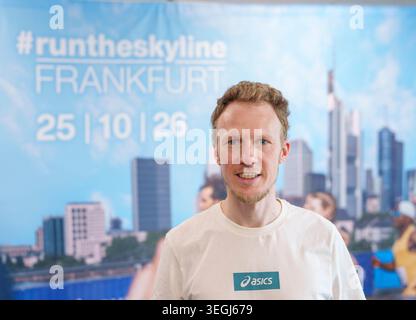 19 mai 2026, Hesse, Francfort-sur-le-main : Richard Ringer, marathonien, se tient devant une banderole montrant l'horizon de la ville bancaire lors de la conférence de presse de l'organisateur du 'Mainova Frankfurt Marathon'. Richard Ringer et Samuel Fitwi, deux des meilleurs marathoniens allemands, participeront à Francfort le dernier dimanche d'octobre. Ils veulent battre le record existant de 2 :04 :03 heures sur les 42,195 km Photo : Andreas Arnold/dpa Banque D'Images