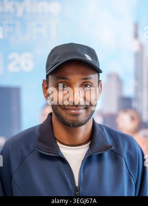 19 mai 2026, Hesse, Francfort-sur-le-main : Richard Ringer, marathonien, se tient devant une banderole montrant l'horizon de la ville bancaire lors de la conférence de presse de l'organisateur du 'Mainova Frankfurt Marathon'. Richard Ringer et Samuel Fitwi, deux des meilleurs marathoniens allemands, participeront à Francfort le dernier dimanche d'octobre. Ils veulent battre le record existant de 2 :04 :03 heures sur les 42,195 km Le Marathon de Francfort de Mainova aura lieu le 25 octobre 2026. Photo : Andreas Arnold/dpa Banque D'Images