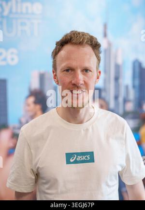 19 mai 2026, Hesse, Francfort-sur-le-main : Richard Ringer, marathonien, se tient devant une banderole montrant l'horizon de la ville bancaire lors de la conférence de presse de l'organisateur du 'Mainova Frankfurt Marathon'. Richard Ringer et Samuel Fitwi, deux des meilleurs marathoniens allemands, participeront à Francfort le dernier dimanche d'octobre. Ils veulent battre le record existant de 2 :04 :03 heures sur les 42,195 km Photo : Andreas Arnold/dpa Banque D'Images