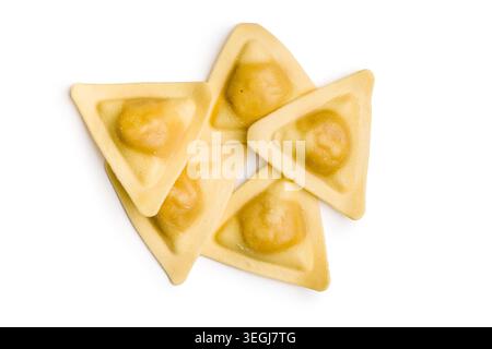 Boulettes de pâtes italiennes fourrées non cuites empilées sur un fond blanc. Les coquilles fraîches et faites maison de style ravioli mettent en valeur la texture lisse de la pâte et l'attrait rustique pour les recettes, les menus, l'emballage et la mise en forme des aliments. Banque D'Images