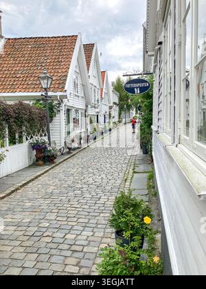 Vue sur la rue à Gamle Stavanger en Norvège. Maisons historiques dans la partie ancienne de la ville. Banque D'Images