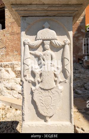 Sculpture en pierre ornée de Sainte Euphémie couronnée avec des lions sur un pilier dans la vieille ville de Rovinj, Croatie. Banque D'Images