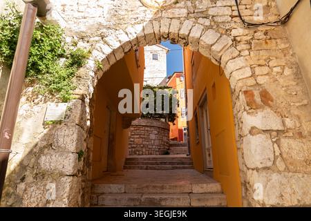 Arche en pierre et escalier étroit dans la vieille ville de Rovinj, Istrie, Croatie. Banque D'Images