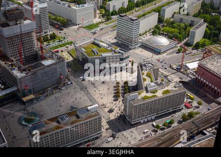 Vue panoramique aérienne de l'Alexanderplatz à Berlin, Allemagne, montrant l'architecture urbaine moderne, les rues animées, les chantiers de construction et les places publiques fr Banque D'Images