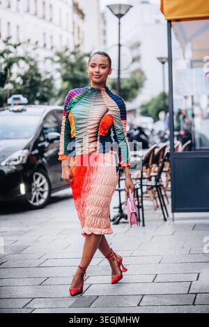 Paris, France - 02.10.2021 : Paola Locatelli marchant dans une rue urbaine portant une robe ester Manas colorée, tenue de style Street Banque D'Images