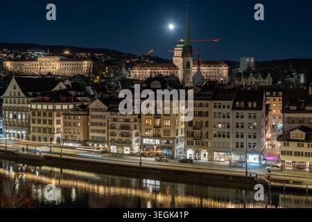Paysage urbain nocturne de la vieille ville de Zurich vu du Lindenhof sous une pleine lune, Suisse Banque D'Images