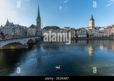 Vue depuis un pont sur la rivière Limmat à Zurich montrant l'église Fraumunster et membre Peter, Suisse Banque D'Images