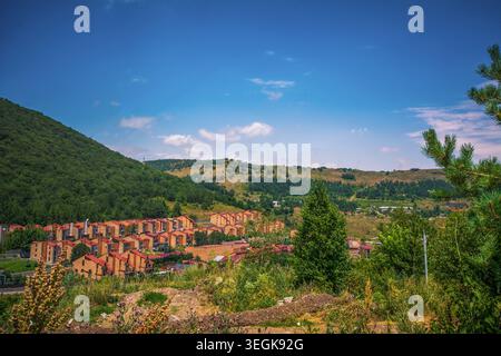 TSAGHKADZOR, ARMÉNIE- 11 JUILLET 2021 : appartements résidentiels à côté de la montagne Tsaghkadzor Banque D'Images