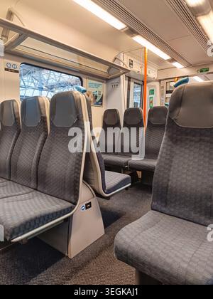 Vue intérieure de sièges de passagers dans un train de transport en commun. Londres, Royaume-Uni, 9 avril 2024 Banque D'Images