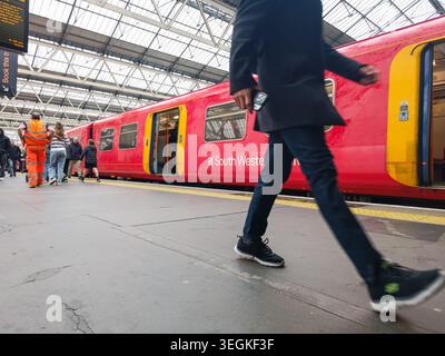 Les navetteurs marchent sur un quai de gare très fréquenté. Londres, Royaume-Uni, 10 avril 2024 Banque D'Images