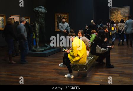 Visiteurs contemplant des œuvres d'art dans la salle de collection permanente du Musée d'Orsay à Paris, France, décembre 2015 Banque D'Images