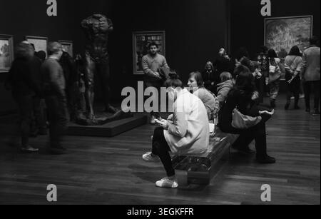 Visiteurs contemplant des œuvres d'art dans la salle de collection permanente du Musée d'Orsay à Paris, France, décembre 2015, photo historique en noir et blanc. Banque D'Images