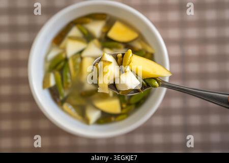 Piments verts marinés épicés et mangue hachée dans une saumure de vinaigre. Banque D'Images